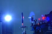 Plazmová jiskra, vytvořená v atmosféře pomocí soustředění laserového záření výkonového zařízení PALS, napodobuje účinky impaktu na prostředí raných planet.