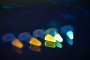 Kvantové tečky jsou fluoreskující nanočástice v celé škále viditelného spektra (barvy duhy). Kromě této zajímavé vlastnosti mohou kvantové tečky rovněž napodobovat chování dnešních enzymů.